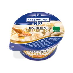 KI generiert: Auf dem Bild befindet sich eine durchsichtige Plastikverpackung mit Ziegenfrischkäse, der mit Kräutern und rosa Pfefferkörnern verfeinert ist. Das Etikett trägt die Aufschrift "ZiegenFRISCHKÄSE" der Marke Biovela.