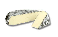 KI generiert: Das Bild zeigt ein Stück weißen Käse, das auf einer schwarzen Schieferplatte in vier Portionen geschnitten ist, daneben ist eine verpackte, identische Käserolle abgebildet.