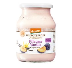 KI generiert: Das Bild zeigt ein Glas mit mildem Joghurt der Marke Schrozberger Milchbauern in der Geschmacksrichtung Zwetschge Zimt. Der Joghurt enthält 3,5% Fett im Milchanteil und ist nach Demeter-Richtlinien produziert.