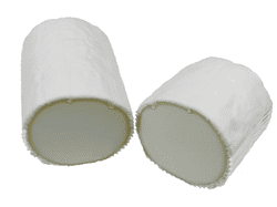 KI generiert: Das Bild zeigt ein Stück weißen Käse, das auf einer schwarzen Schieferplatte in vier Portionen geschnitten ist, daneben ist eine verpackte, identische Käserolle abgebildet.