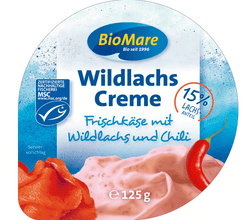 KI generiert: Auf dem Bild befindet sich eine durchsichtige Plastikverpackung mit Ziegenfrischkäse, der mit Kräutern und rosa Pfefferkörnern verfeinert ist. Das Etikett trägt die Aufschrift "ZiegenFRISCHKÄSE" der Marke Biovela.