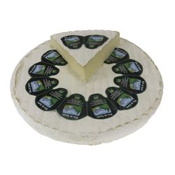 KI generiert: Das Bild zeigt ein Stück weißen Käse, das auf einer schwarzen Schieferplatte in vier Portionen geschnitten ist, daneben ist eine verpackte, identische Käserolle abgebildet.