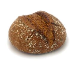 KI generiert: Das Bild zeigt ein rundes Brot, das mit Sesamkörnern bestreut ist und zur Hälfte abgeschnitten wurde. Es liegt auf einem neutralen Hintergrund.