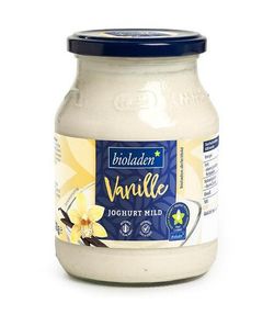 KI generiert: Das Bild zeigt ein Glas mit mildem Joghurt der Marke Schrozberger Milchbauern in der Geschmacksrichtung Zwetschge Zimt. Der Joghurt enthält 3,5% Fett im Milchanteil und ist nach Demeter-Richtlinien produziert.