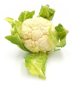 KI generiert: Das Bild zeigt einen violetten Kohlrabi mit grünen Blättern. Der Kohlrabi liegt auf einem weißen Hintergrund.