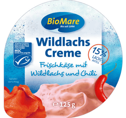 KI generiert: Auf dem Bild befindet sich eine durchsichtige Plastikverpackung mit Ziegenfrischkäse, der mit Kräutern und rosa Pfefferkörnern verfeinert ist. Das Etikett trägt die Aufschrift "ZiegenFRISCHKÄSE" der Marke Biovela.