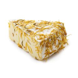 KI generiert: Das Bild zeigt ein Stück weißen Käse, das auf einer schwarzen Schieferplatte in vier Portionen geschnitten ist, daneben ist eine verpackte, identische Käserolle abgebildet.