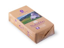 KI generiert: Das Bild zeigt ein Stück weißen Käse, das auf einer schwarzen Schieferplatte in vier Portionen geschnitten ist, daneben ist eine verpackte, identische Käserolle abgebildet.