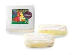 KI generiert: Das Bild zeigt ein Stück weißen Käse, das auf einer schwarzen Schieferplatte in vier Portionen geschnitten ist, daneben ist eine verpackte, identische Käserolle abgebildet.