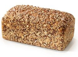 KI generiert: Das Bild zeigt ein rundes, rustikales Vollkornbrot mit einer knusprigen Kruste. Der Hauptinhalt ist das Brot, das auf einem hellen Hintergrund präsentiert wird.