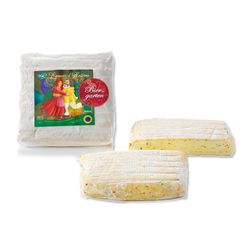 KI generiert: Das Bild zeigt ein Stück weißen Käse, das auf einer schwarzen Schieferplatte in vier Portionen geschnitten ist, daneben ist eine verpackte, identische Käserolle abgebildet.
