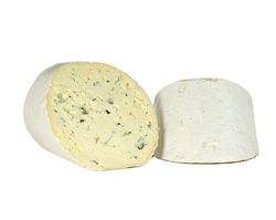 KI generiert: Das Bild zeigt ein Stück weißen Käse, das auf einer schwarzen Schieferplatte in vier Portionen geschnitten ist, daneben ist eine verpackte, identische Käserolle abgebildet.