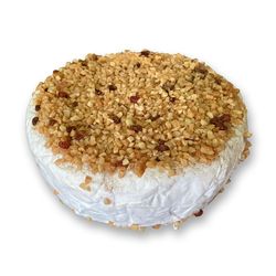 KI generiert: Das Bild zeigt ein Stück weißen Käse, das auf einer schwarzen Schieferplatte in vier Portionen geschnitten ist, daneben ist eine verpackte, identische Käserolle abgebildet.