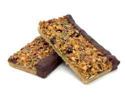 KI generiert: Das Bild zeigt ein rundes Brot, das mit Sesamkörnern bestreut ist und zur Hälfte abgeschnitten wurde. Es liegt auf einem neutralen Hintergrund.