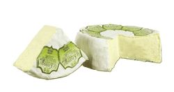 KI generiert: Das Bild zeigt ein Stück weißen Käse, das auf einer schwarzen Schieferplatte in vier Portionen geschnitten ist, daneben ist eine verpackte, identische Käserolle abgebildet.