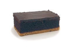 KI generiert: Das Bild zeigt ein rundes Brot, das mit Sesamkörnern bestreut ist und zur Hälfte abgeschnitten wurde. Es liegt auf einem neutralen Hintergrund.