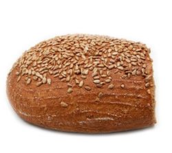 KI generiert: Das Bild zeigt ein rundes Brot, das mit Sesamkörnern bestreut ist und zur Hälfte abgeschnitten wurde. Es liegt auf einem neutralen Hintergrund.