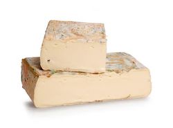 KI generiert: Das Bild zeigt ein Stück weißen Käse, das auf einer schwarzen Schieferplatte in vier Portionen geschnitten ist, daneben ist eine verpackte, identische Käserolle abgebildet.