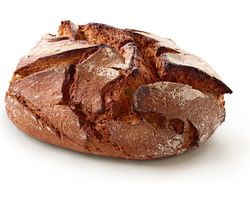 KI generiert: Das Bild zeigt ein rundes, rustikales Vollkornbrot mit einer knusprigen Kruste. Der Hauptinhalt ist das Brot, das auf einem hellen Hintergrund präsentiert wird.