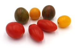 KI generiert: Das Bild zeigt einen violetten Kohlrabi mit grünen Blättern. Der Kohlrabi liegt auf einem weißen Hintergrund.