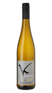 KI generiert: Das Bild zeigt eine Weinflasche mit dem Etikett „Landpartie Rotwein“, auf dem eine rote Gießkanne, Karotten und eine kleine Figur abgebildet sind. Das Etikett hat einen ländlichen, illustrativen Stil.