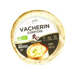 KI generiert: Das Bild zeigt ein Stück weißen Käse, das auf einer schwarzen Schieferplatte in vier Portionen geschnitten ist, daneben ist eine verpackte, identische Käserolle abgebildet.