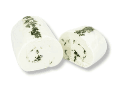 KI generiert: Das Bild zeigt ein Stück weißen Käse, das auf einer schwarzen Schieferplatte in vier Portionen geschnitten ist, daneben ist eine verpackte, identische Käserolle abgebildet.