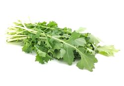 KI generiert: Das Bild zeigt einen violetten Kohlrabi mit grünen Blättern. Der Kohlrabi liegt auf einem weißen Hintergrund.