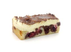 KI generiert: Das Bild zeigt ein rundes Brot, das mit Sesamkörnern bestreut ist und zur Hälfte abgeschnitten wurde. Es liegt auf einem neutralen Hintergrund.