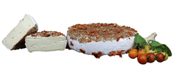 KI generiert: Das Bild zeigt ein Stück weißen Käse, das auf einer schwarzen Schieferplatte in vier Portionen geschnitten ist, daneben ist eine verpackte, identische Käserolle abgebildet.