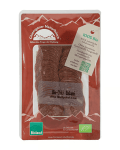 KI generiert: Das Bild zeigt eine Packung Bio-Jagdwurst von Chiemgauer Naturfleisch. Die Wurst ist als 100% biologisch und ohne Nitritpökelsalz gekennzeichnet.