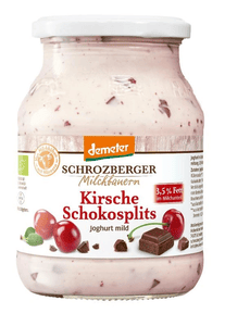 KI generiert: Das Bild zeigt ein Glas mit mildem Joghurt der Marke Schrozberger Milchbauern in der Geschmacksrichtung Zwetschge Zimt. Der Joghurt enthält 3,5% Fett im Milchanteil und ist nach Demeter-Richtlinien produziert.
