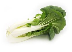 KI generiert: Das Bild zeigt einen violetten Kohlrabi mit grünen Blättern. Der Kohlrabi liegt auf einem weißen Hintergrund.