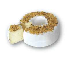 KI generiert: Das Bild zeigt ein Stück weißen Käse, das auf einer schwarzen Schieferplatte in vier Portionen geschnitten ist, daneben ist eine verpackte, identische Käserolle abgebildet.