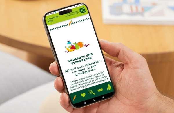 KI generiert: Eine Hand hält ein Smartphone mit Angeboten zu Obst und Gemüse auf dem Bildschirm. Text: "ANGEBOTE UND EVERGREENS".