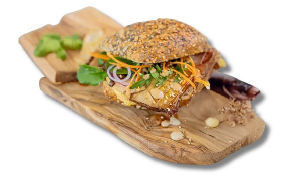 KI generiert: Ein belegtes Vollkornbrötchen mit Gemüse auf einem Holzbrett.