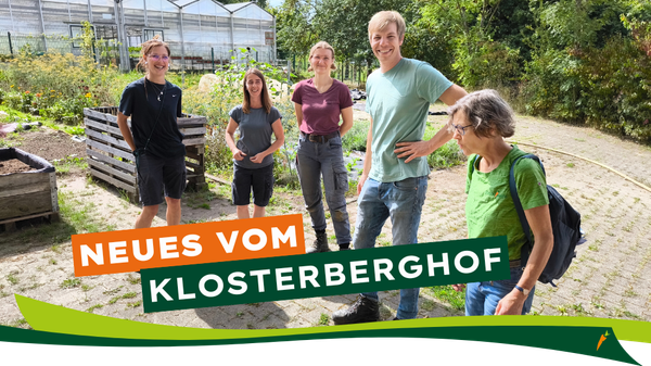 KI generiert: Eine Gruppe von Menschen steht draußen; Text: "NEUES VOM KLOSTERBERGHOF".