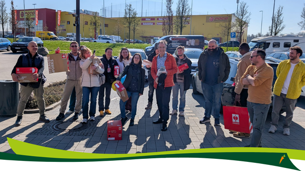 KI generiert: Eine Gruppe von Menschen mit Kartons steht draußen auf einem Parkplatz.