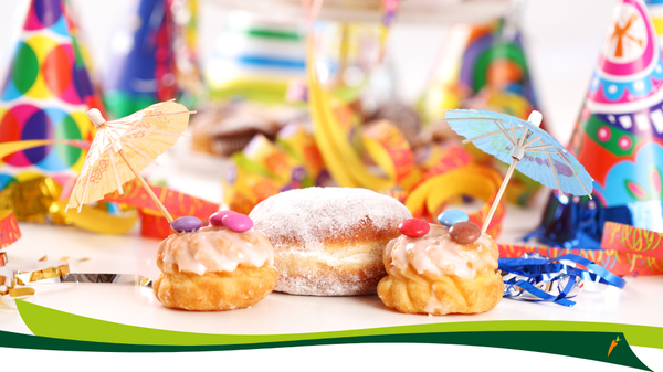KI generiert: Süßes Karneval-Setup mit Donuts, Gebäck und Papierhüten, dekoriert mit kleinen Schirmchen.