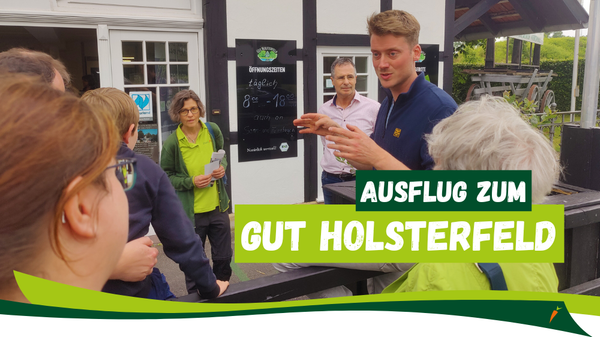 KI generiert: Personen vor einem Gebäude im Gespräch. Text: "AUSFLUG ZUM GUT HOLSTERFELD".
