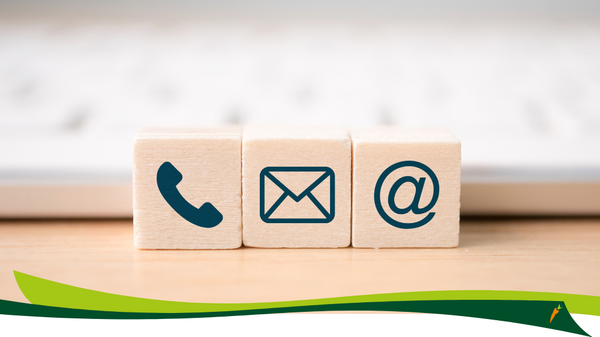 KI generiert: Drei Würfel mit Icons: Telefon, Brief, @-Zeichen. Grün-weißes Design unten.