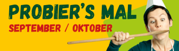 KI generiert: Ein lächelnder Mensch mit Kochmütze und Löffel. Text: "PROBIER'S MAL SEPTEMBER / OKTOBER".
