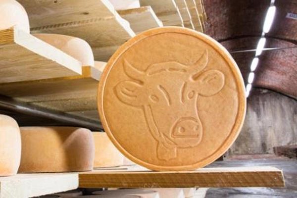 Produktfoto zu Allgäuer Hornkäse, 50% höhlengereift aus Heumilch von der Schaukäserei Wiggensbach