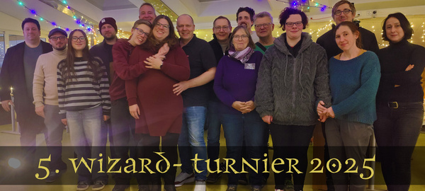 KI generiert: Eine Gruppe von Menschen posiert zusammen. Text: "5. Wizard-Turnier 2025".