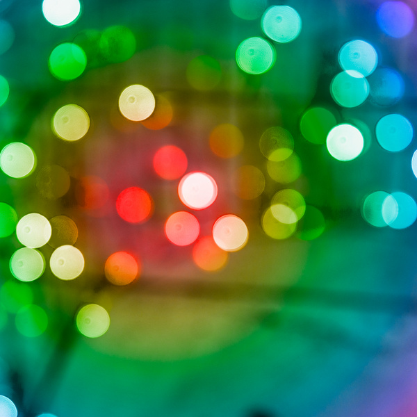 KI generiert: Bunte, unscharfe Lichtkreise in verschiedenen Farben auf einem verschwommenen Hintergrund.