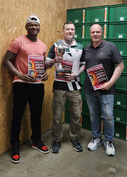 KI generiert: Drei Männer mit Urkunden und einem Pokal, vermutlich nach einem Wettbewerb.