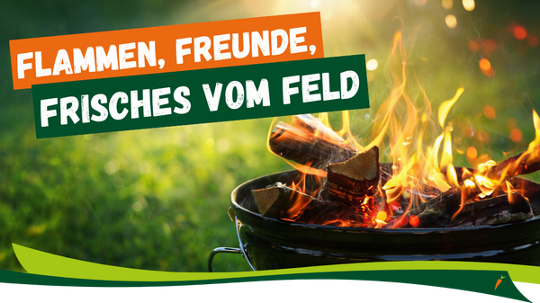 KI generiert: Ein Grill mit brennendem Feuer vor grasigem Hintergrund. Text: "FLAMMEN, FREUNDE, FRISCHES VOM FELD".