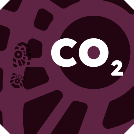 KI generiert: Stilisiertes Fußabdruck-Muster mit "CO₂"-Text, in lila Farbtönen gestaltet.