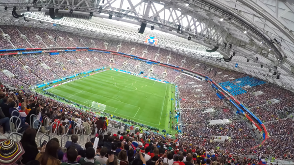 KI generiert: Fußballspiel in einem vollbesetzten Stadion, Fans auf den Tribünen.