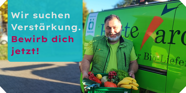 KI generiert: Ein Mann in grüner Weste hält Gemüse vor einem Lieferwagen. Text: "Wir suchen Verstärkung. Bewirb dich jetzt!"